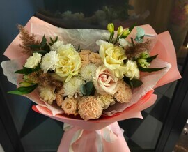 Sbornij buket s Azhurnimi rozami