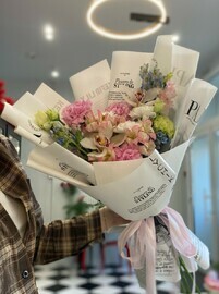 Buket s tcimbidiumom i diantusami