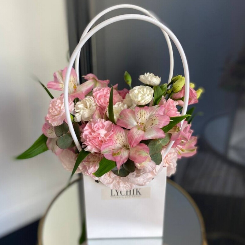 Nezhnaya sumochka s al_stromeriej, reduced