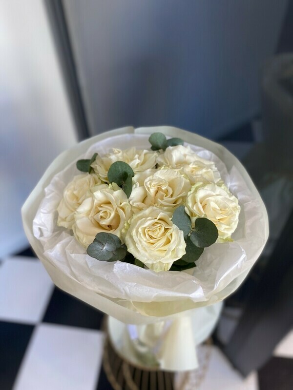 Kruglij buket iz belih roz, buket iz roz