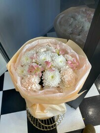 Круглый букет из хризантемы и диантусов