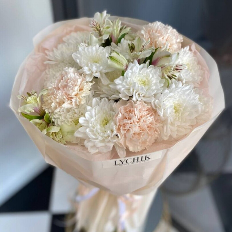 Buket nezhnoj gvozdikoj i al_stromeriej, standart