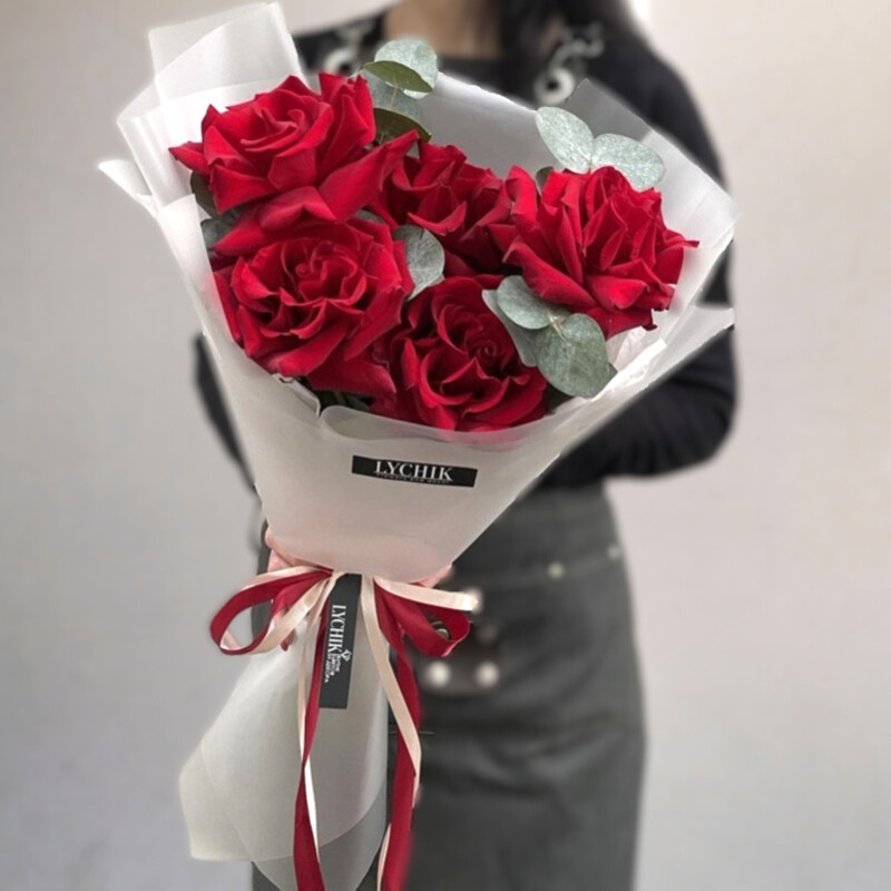 Моно букет из алых французских роз, моно букет из 5 французских роз