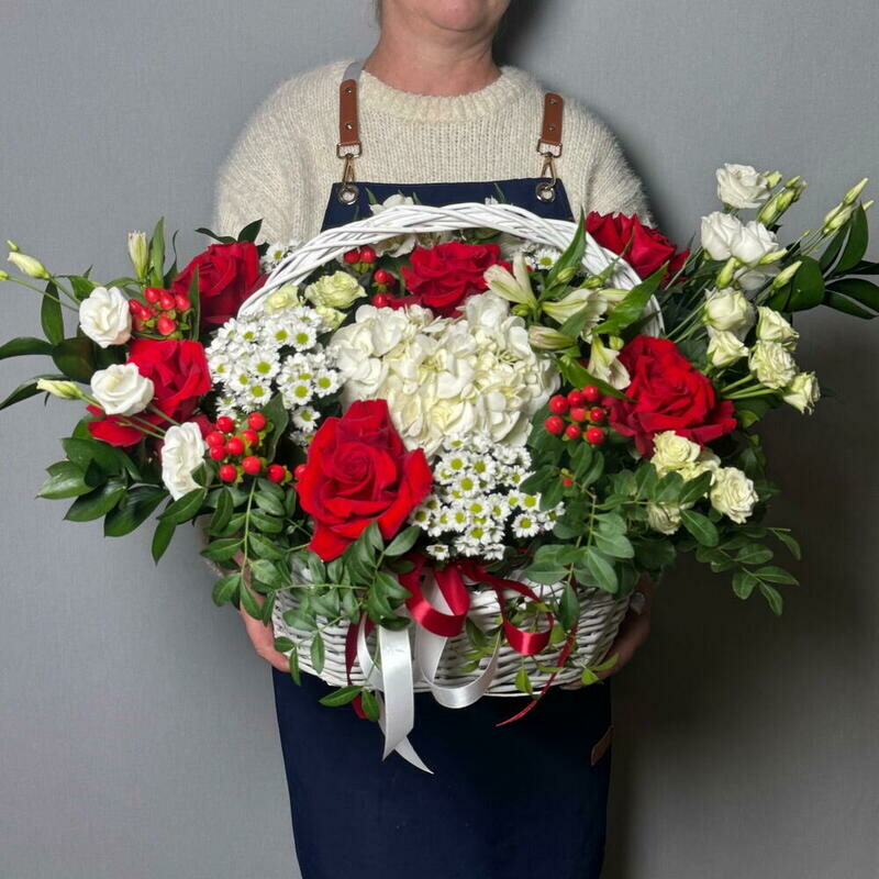 Корзина с красными розами и ромашками , корзина с красными розами и ромашками