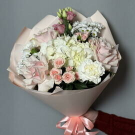 Букет с белой гортензией и розами 