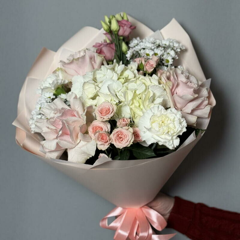 Buket s beloj gortenziej i rozami, buket s beloj gortenziej i rozami