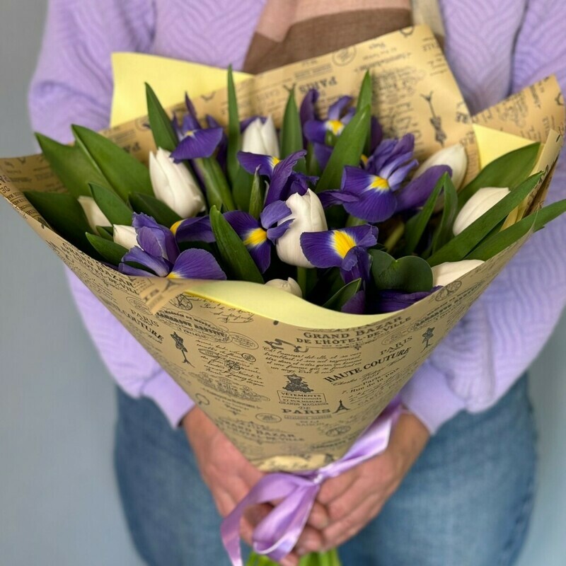 Букет из белых тюльпанов и ирисов, стандартный
