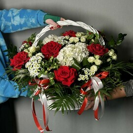 Корзина из красных французских роз 
