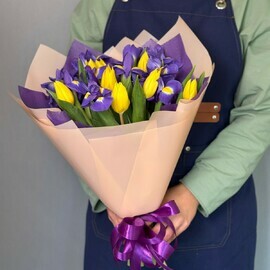 Яркий букет с ирисами и тюльпанами 