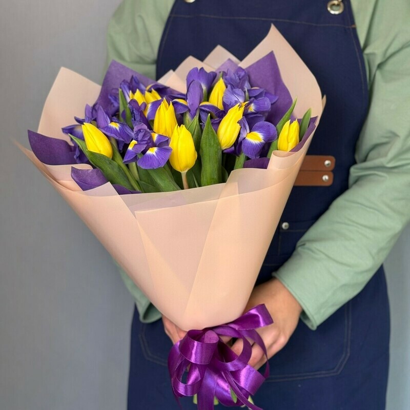 Яркий букет с ирисами и тюльпанами , стандартный