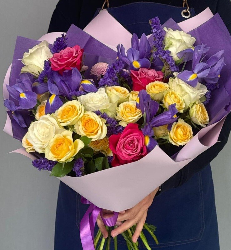 Букет яркий с ирисами и розами, стандартный