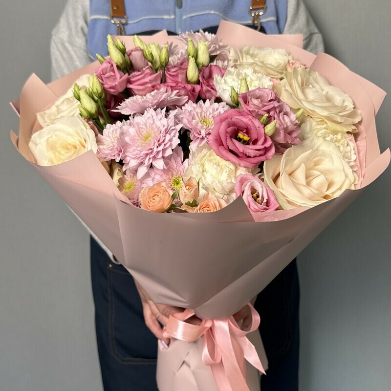 Букет нежный с розами и эустомами, букет нежный с розами и эустомами