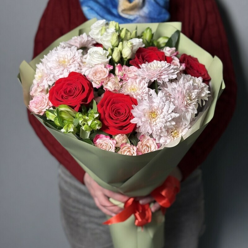 Сборный букет с красными розами в зеленом оформление , сборный букет с красными розами в зеленом оформление 