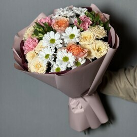 Buket s kremovimi pionovidnimi rozami