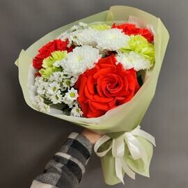 Букет сборный с хризантемами и французскими розами