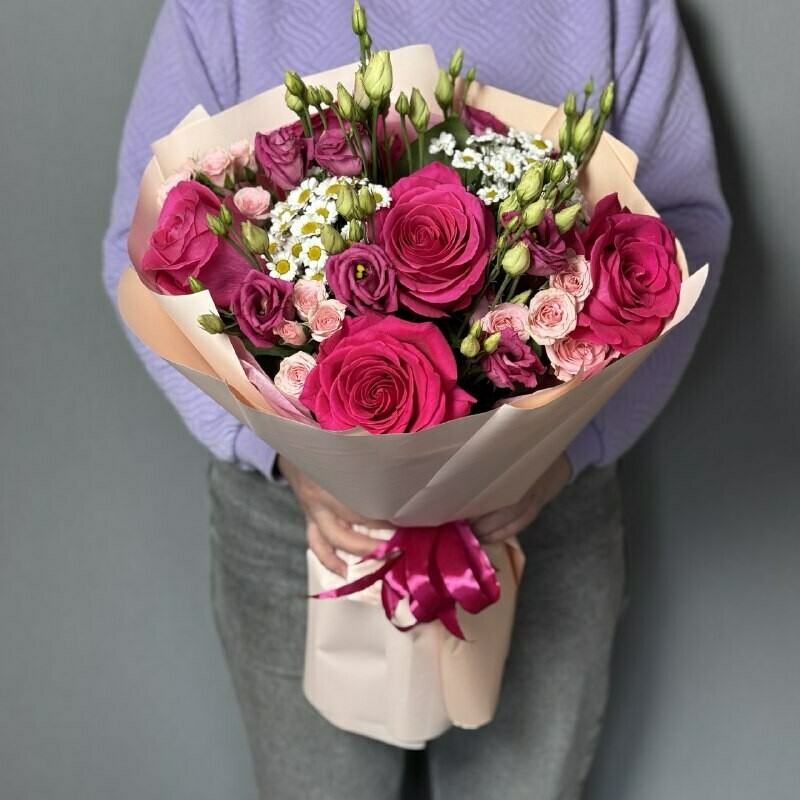Букет с малиновыми розами и эустомами , стандартный