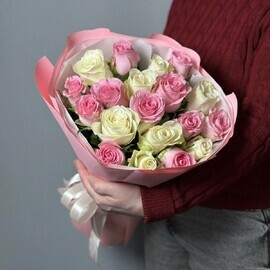 Букет из  19 белых и розовых роз