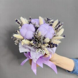 Stakanchik s suhotcvetami v sirenevoj gamme