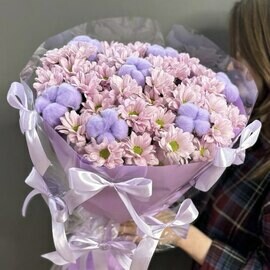 Buket iz rozovih hrizantem i hlopka