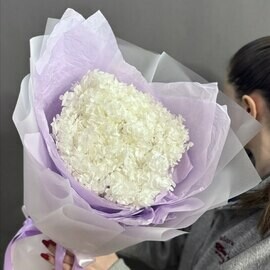 Buket iz beloj stabilizirovannnoj gortenzii