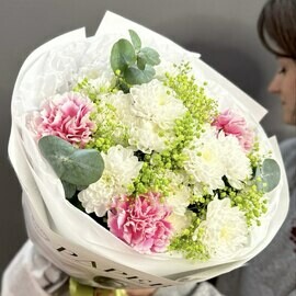 Авторский букет с хризантемами и диантусами