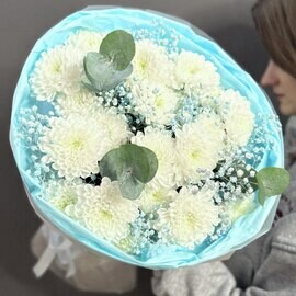 Букет из кустовых хризантем, голубой гипсофилы и веточками эвкалипта