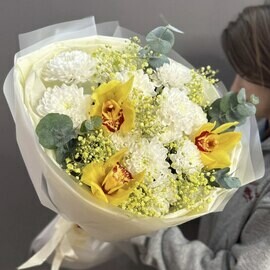 Букет из хризантем и орхидей