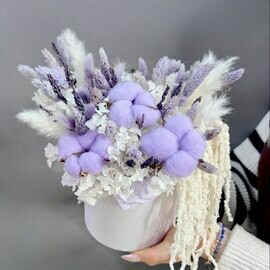 SHlyapnaya korobka s suhotcvetami v sirenevoj gamme