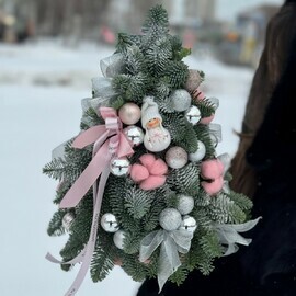 Novogodnyaya elochka iz nobilisa s dekorom v rozovoj gamme