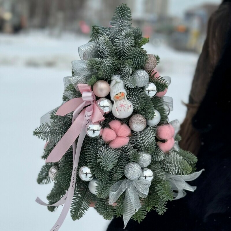 Новогодняя елочка из нобилиса с декором в розовой гамме , стандартный