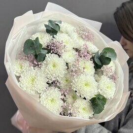 Букет из хризантем, розовой гипсофилы и веточек эвкалипта