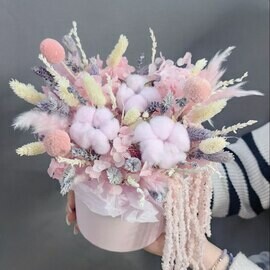 SHlyapnaya korobka s suhotcvetami v rozovoj gamme