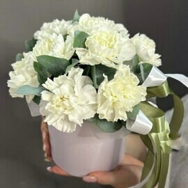 SHlyapnaya korobka s belimi diantusami i evkaliptom