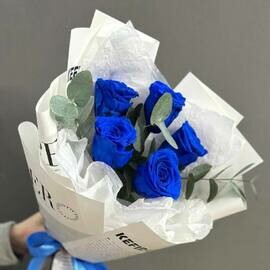 Buket iz 5 sinih stabilizirovannih roz