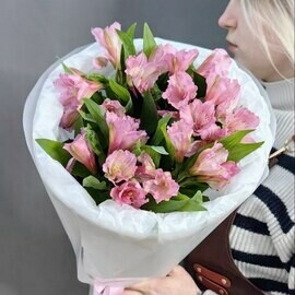 Monobuket iz 5 rozovih al_stromerij s ruskusom