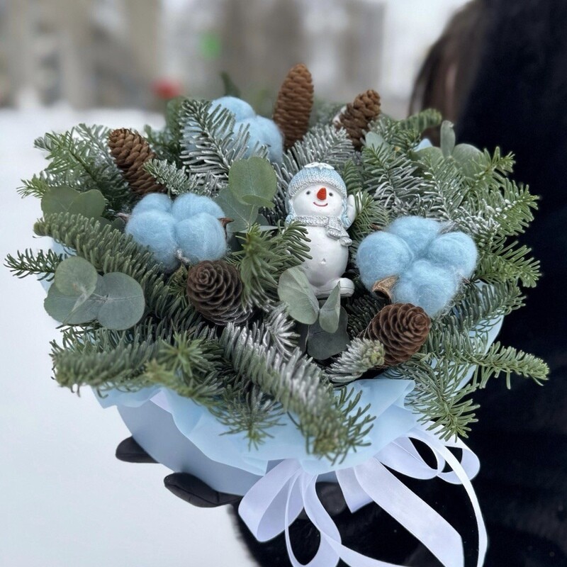 Новогодняя композиция в шляпной коробке с декором в голубом цвете, стандартный