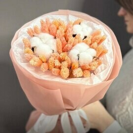 Buket suhotcvetov iz belogo hlopka i falarisa