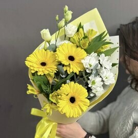 Avtorskij buket s zheltimi gerberami