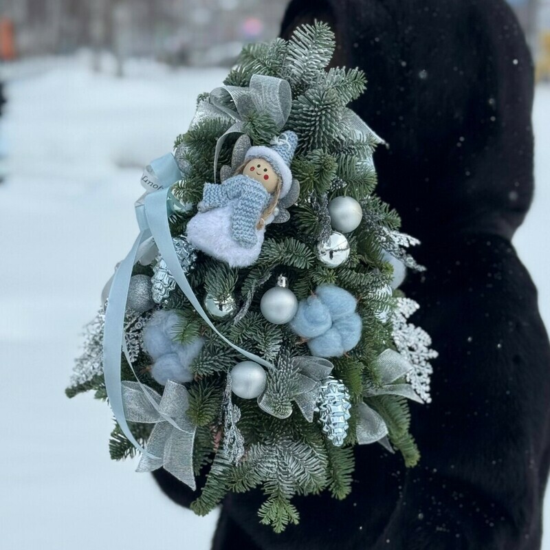Новогодняя елочка из нобилиса с декором в серебряной гамме , стандартный