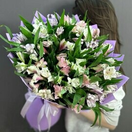 Монобукет из 19 альстромерий и рускуса