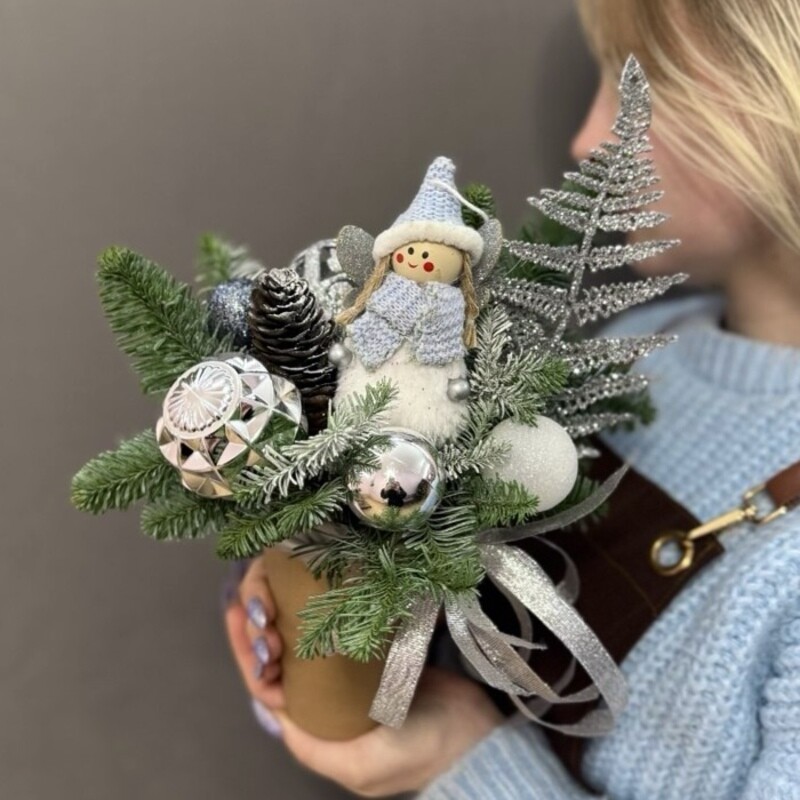 Композиция в стаканчике с новогодним декором в серебряной гамме, стандартный