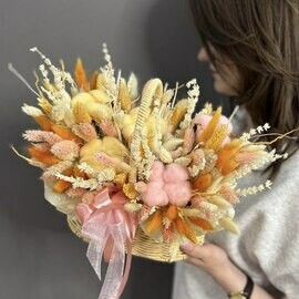 Korzina s suhotcvetami v oranzhevoj gamme