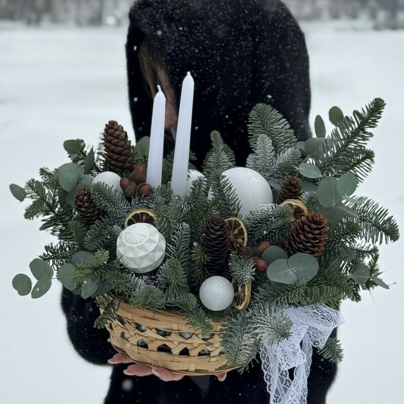 Новогодняя композиция в корзине с белыми свечами, стандартный