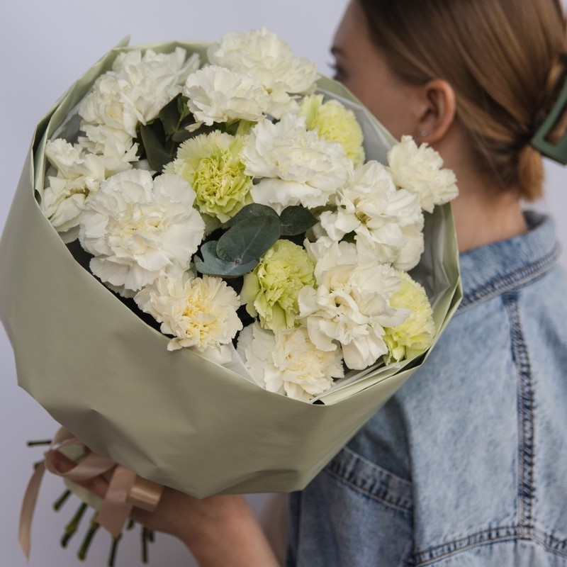 Buket iz nezhnih diantusov, nezhnij buket iz diantusov s evkaliptom