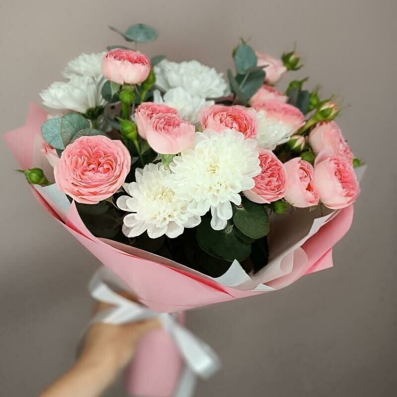 Kustovie rozi i belaya hrizantema s blagorodnim evkalipiom, standart