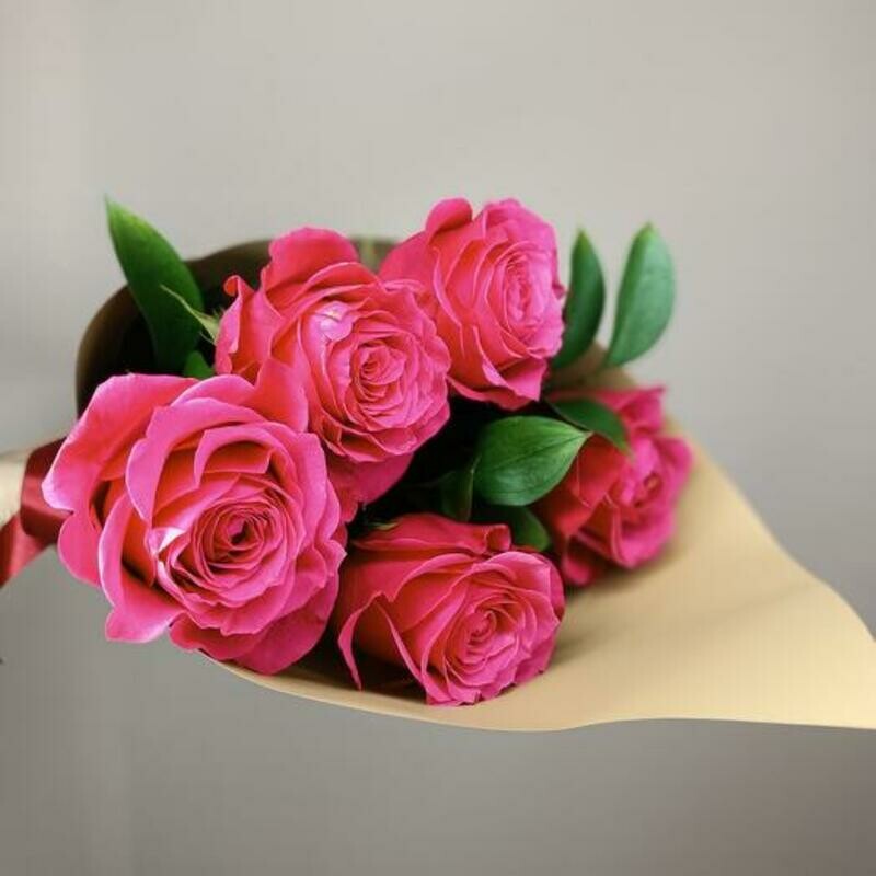 5 ярких розовых малиновых роз с зеленью, 5 ярких розовых малиновых роз с зеленью