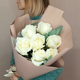 7 belie rozi s zelen_yu evkalipta