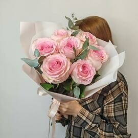 Розовая крупная роза 7 и Эвкалипт