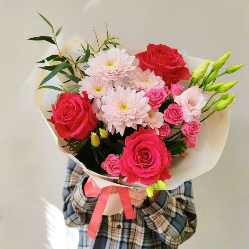 Яркий букет с розами, стандартный