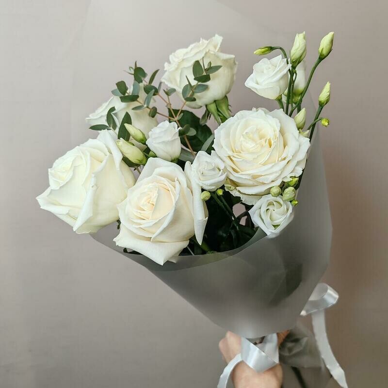 Белые розы и эустома в нежном букете, стандартный